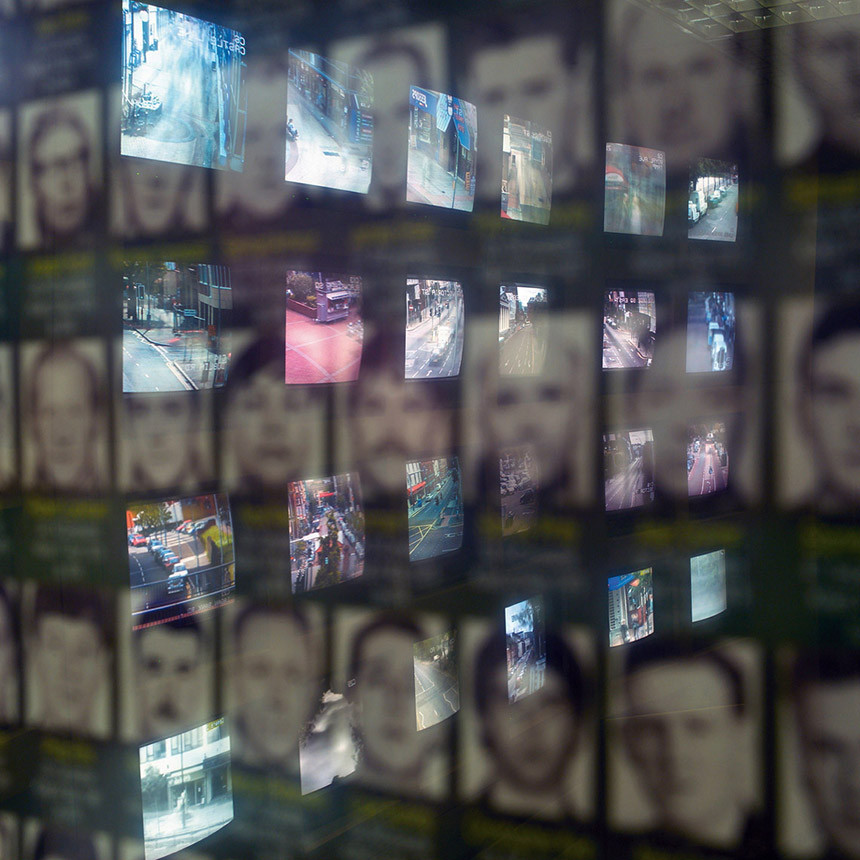 Polizeiwache Musgrave Street, Städtisches Videoüberwachungssystem, Gedenkbild für die Toten der Royal Ulster Constabulary,Reflexion der Überwachungsmonitore