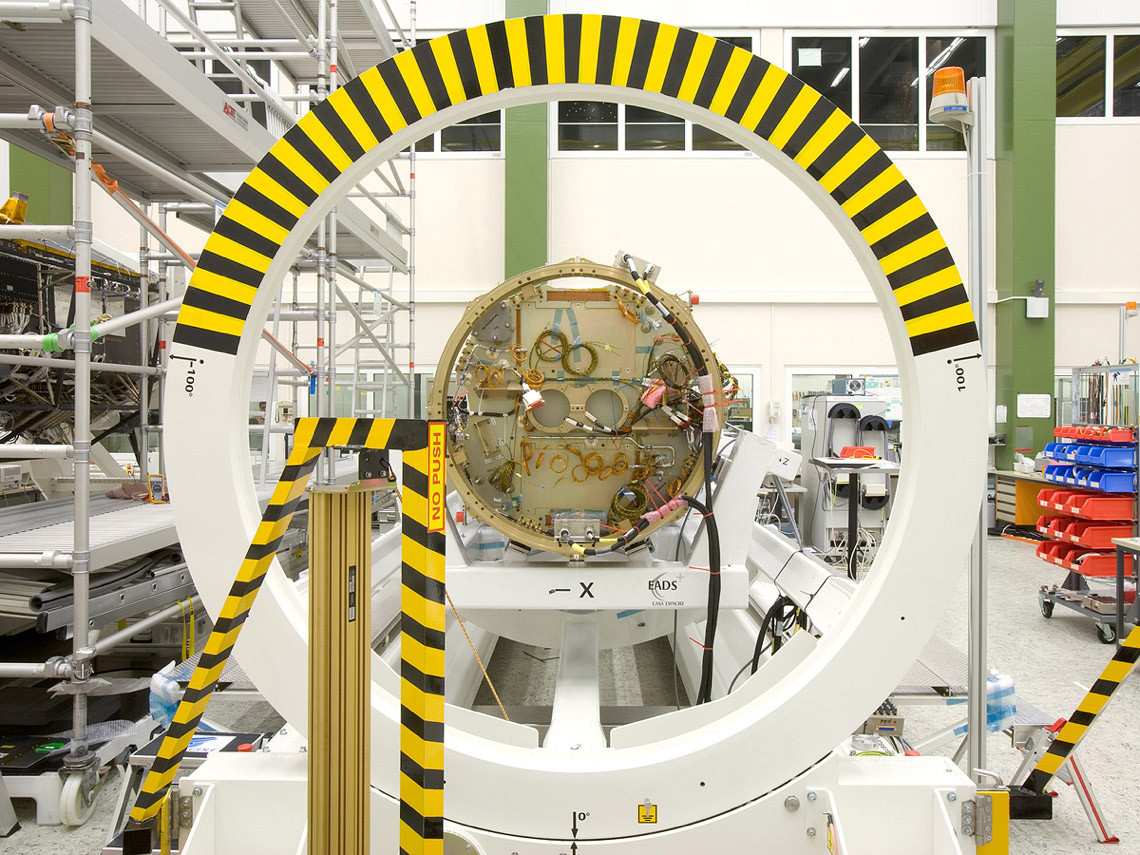 EADS Astrium, integration center, rotator and hoist for satellite construction