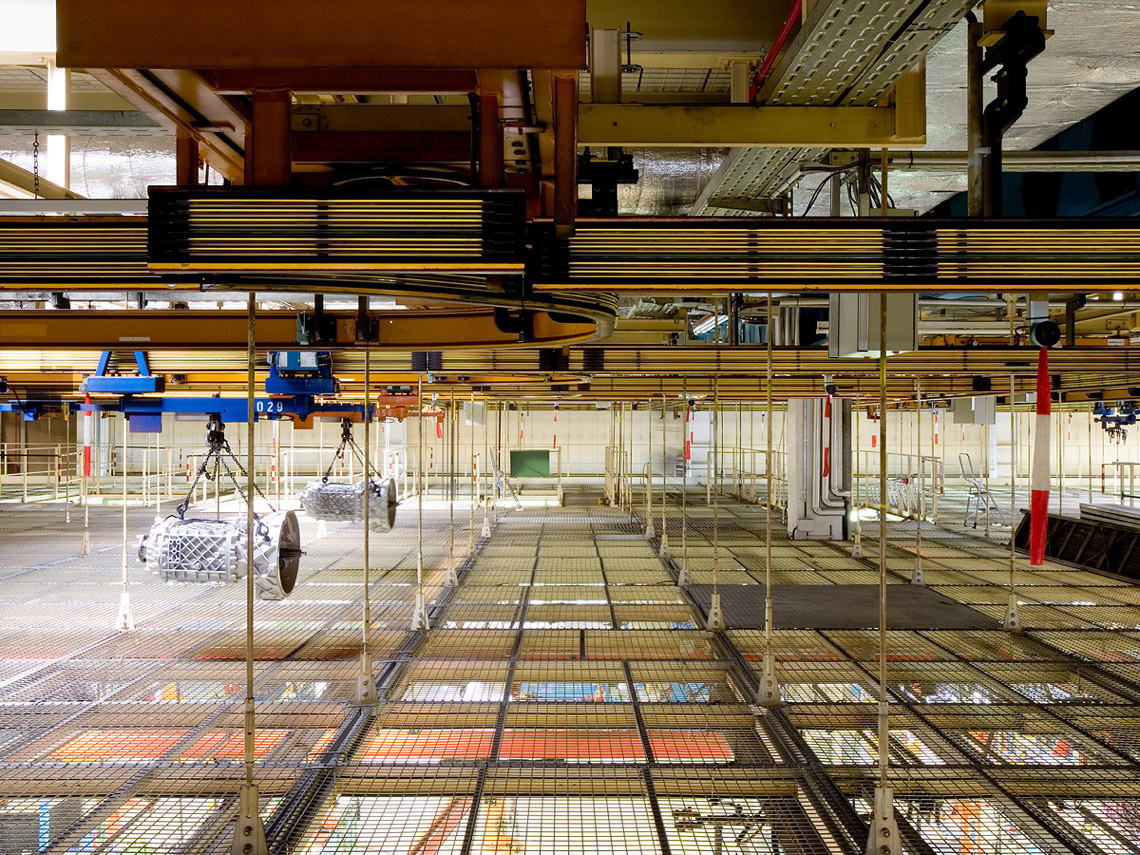 ZF, plant 2, hall 9, gear unit on transport device in the upper area of the assembly hall