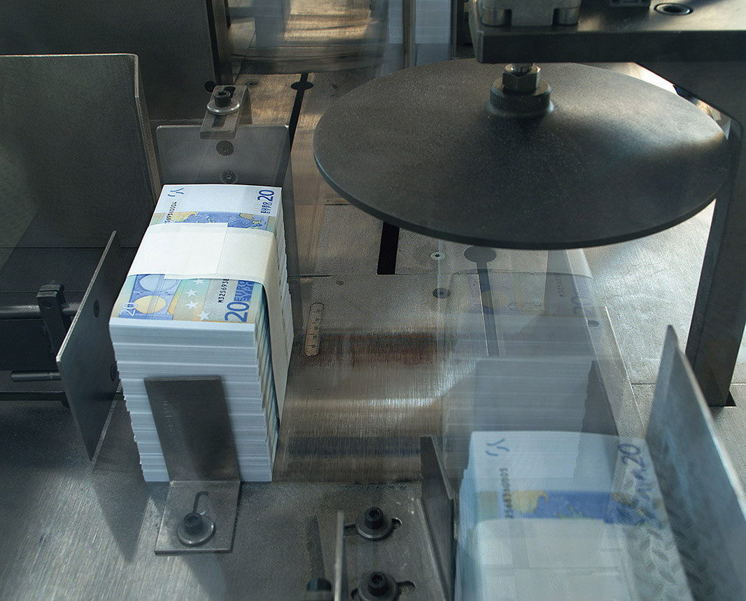 November 2001: Packaging of euro banknotes at Valora, the banknote printing works in Portugal.