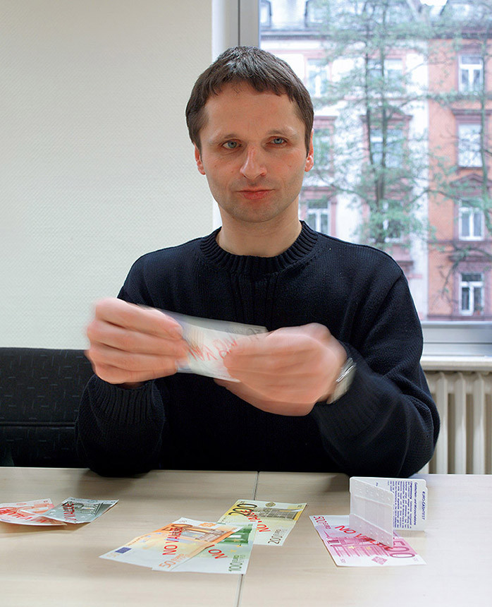 November 2001: Training for the blind in Frankfurt. Special features have been incorporated into the banknotes to help blind and partially sighted people to recognize the new currency.