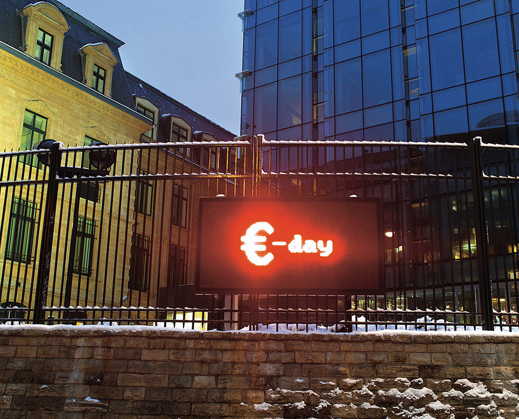1 January 2002: The Banque Centrale du Luxembourg welcoming e-day.